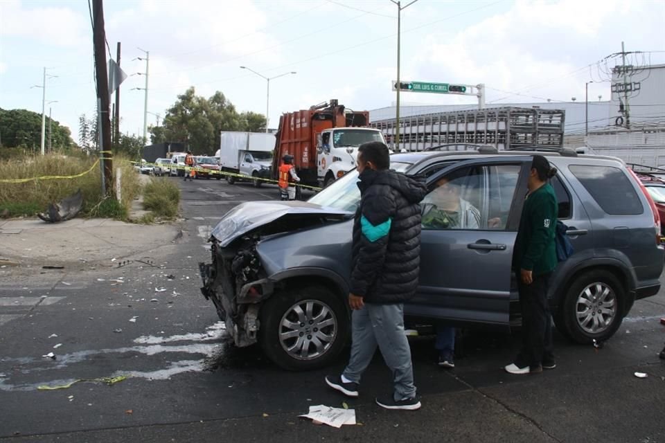 El conductor del vehículo particular resultó con lesiones, pero no de gravedad.