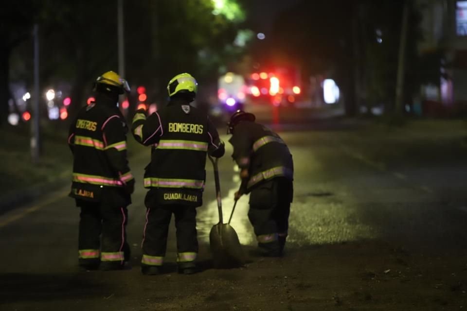 Un tráiler se subió a la banqueta, se le rompió un depósito y derramó diésel sobre Av. Lázaro Cárdenas.