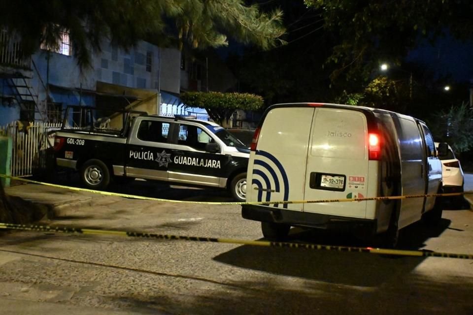 Un hombre fue asesinado a tiros cuando platicaba afuera de un domicilio.