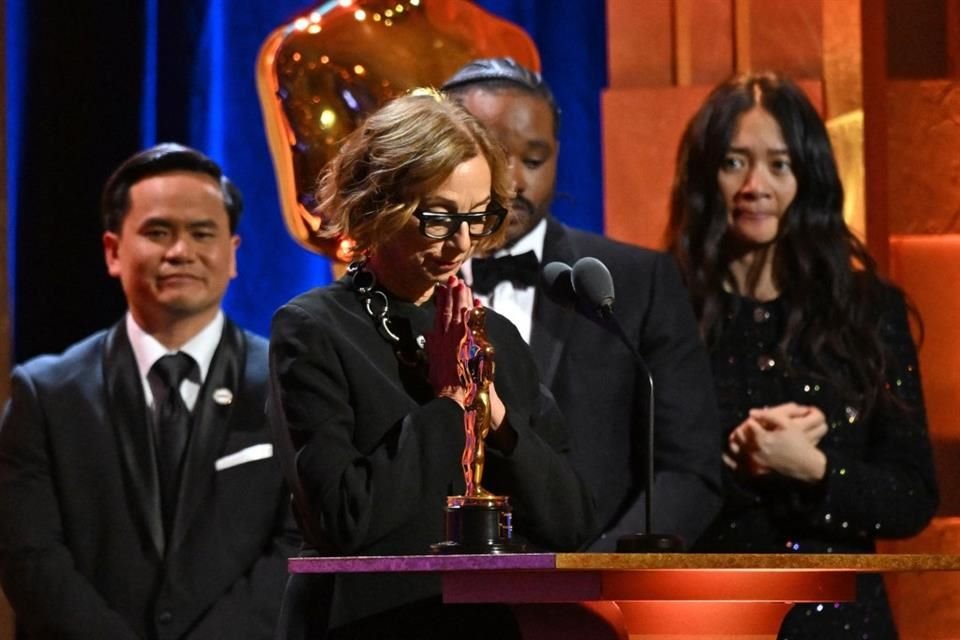 La ejecutiva Michelle Satter recibiendo el premio honorario.