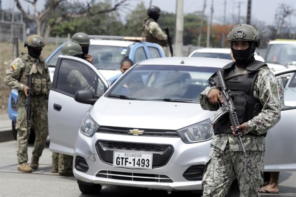 Soldados revisan un auto en un punto de control en Guayaquil, Ecuador, el 10 de enero del 2024.