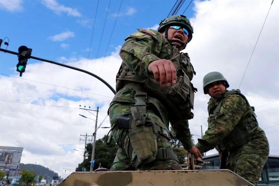 Miembros de las Fuerzas Armadas patrullan una calle durante una operación para proteger la seguridad civil en Quito.