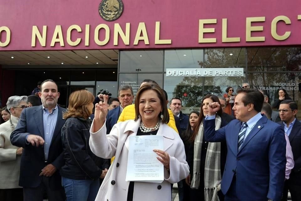 La aspirante presidencial de Oposición, Xóchitl Galvéz, denunció los presuntos desvíos de fondos públicos ante el INE.