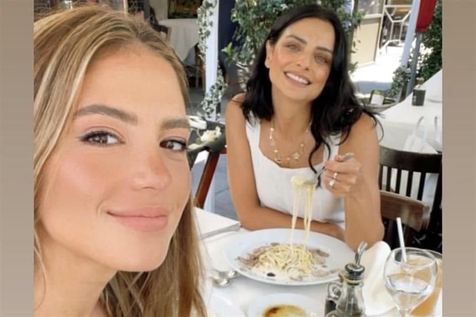 Aislinn Derbez y Sara Kohan, la aún esposa de 'Chicharito' Hernández, han congeniado bastante bien, pues su convivencia es cada vez más fraternal.