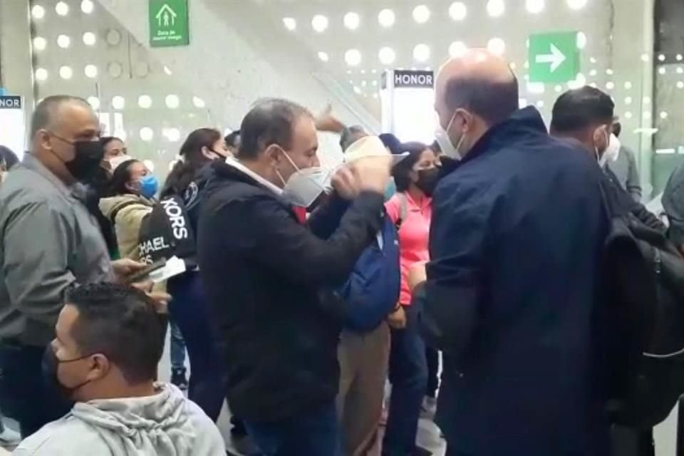 Durazo viajó en el mismo vuelo que AMLO.