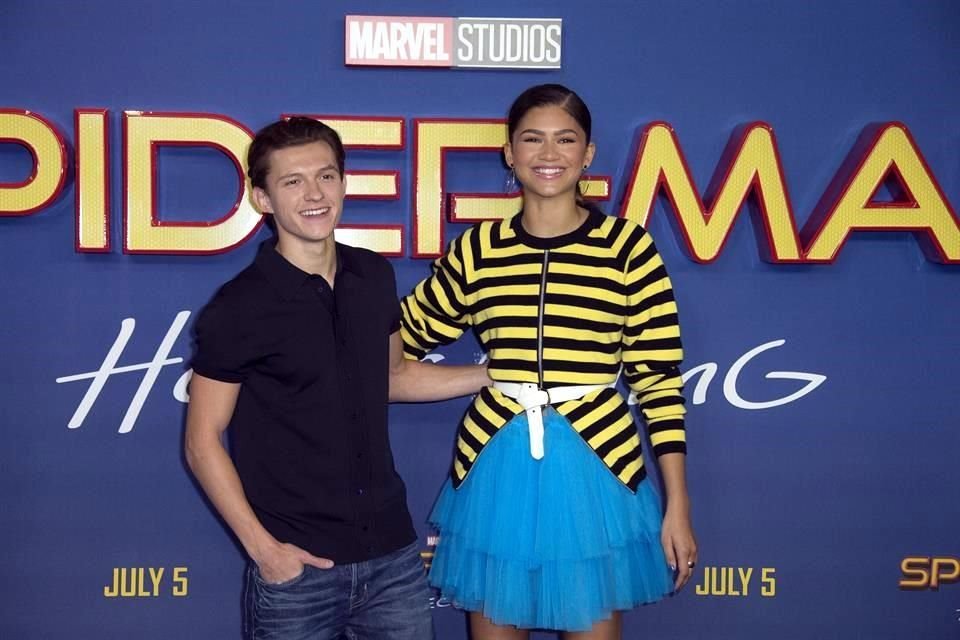 Los actores Tom Holland y Zendaya fueron captados besándose, lo que levanta más sospechas sobre una posible relación amorosa.