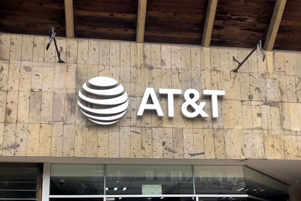 AT&T considera que cambios a la regulación y procedimientos incrementarían sus costos de operación.