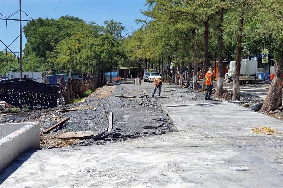 Actualmente continúa la colocación del piso y acabados, la plantación de árboles y está pendiente la instalación del sistema eléctrico para el alumbrado.