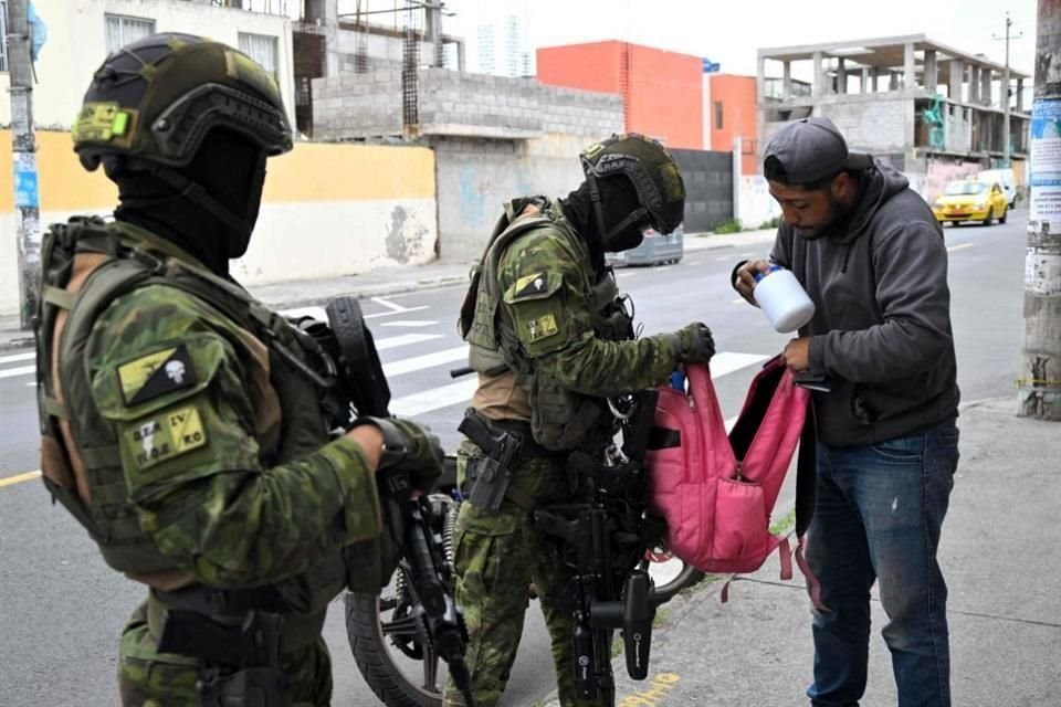 Fuerzas de seguridad en Ecuador realizaban este jueves redadas e incautaciones de armas.