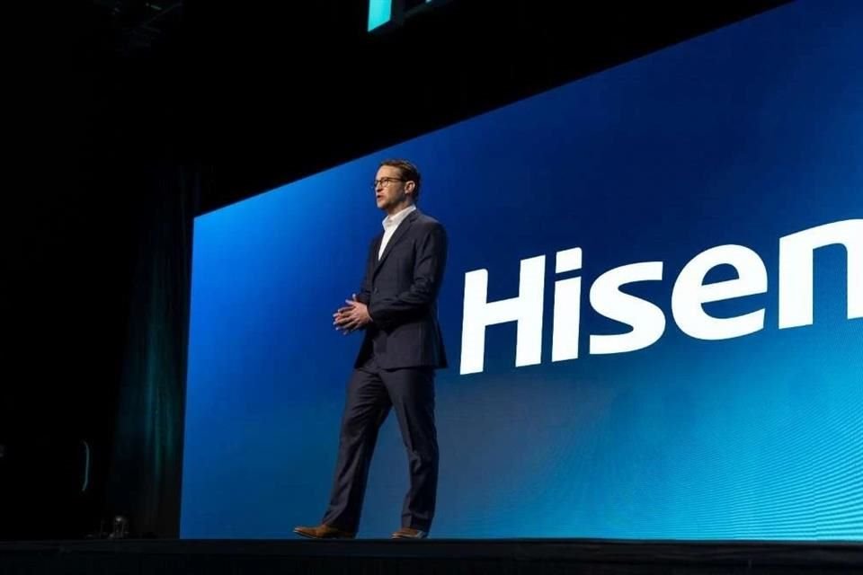 David Gold, vicepresidente internacional de Hisense, presentó en el CES 2024 las novedades en tecnología láser.