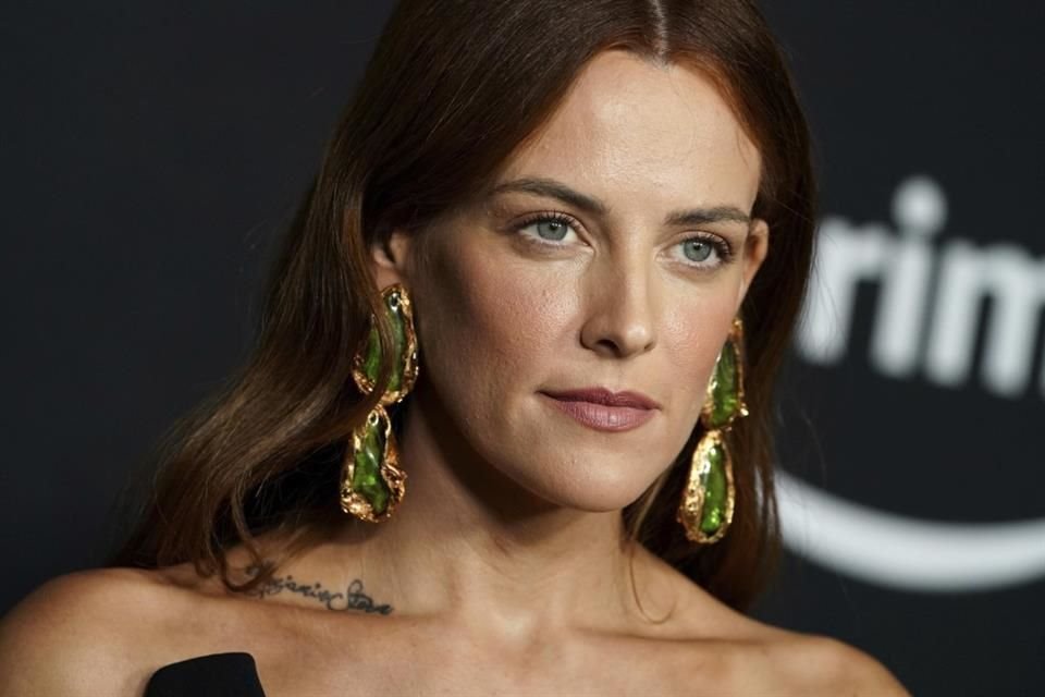 Riley Keough recurrió a sus recuerdos para afinar detalles del texto que dejó su madre.