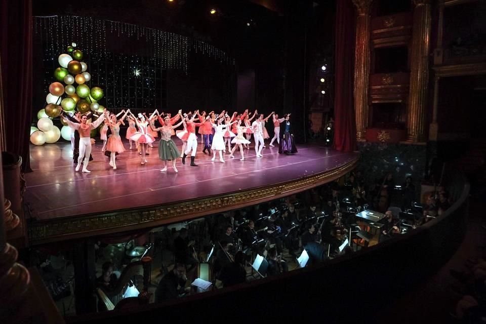 El Ballet de Jalisco en la presentación de El Cascanueces, en diciembre de 2023, en el Teatro Degollado.