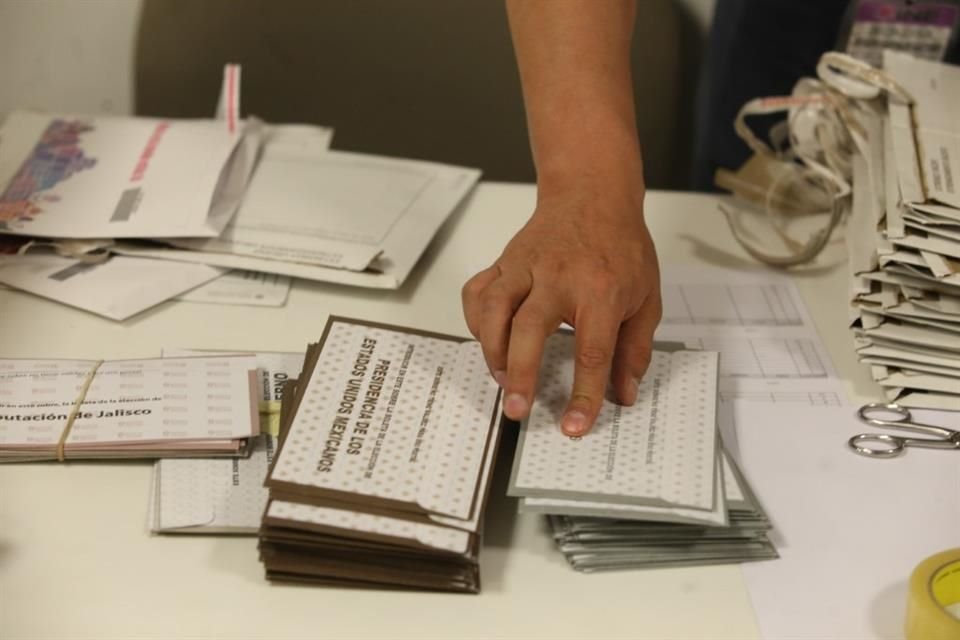 En 2024, el voto desde el extranjero se podrá hacer a través de tres modalidades, ya no sólo vía postal o electrónica como ocurría en elecciones anteriores.