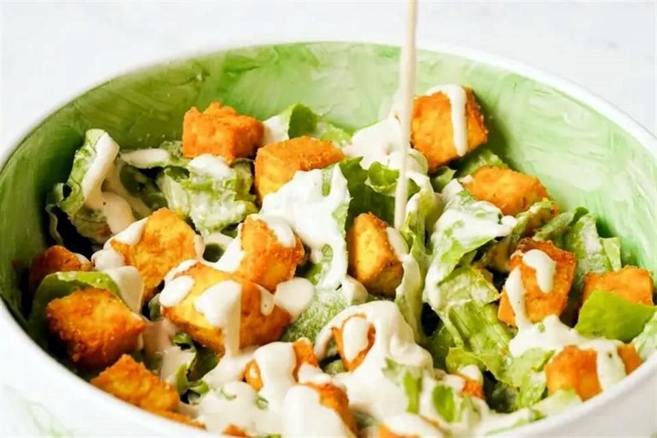 Ensalada César con tofu.
