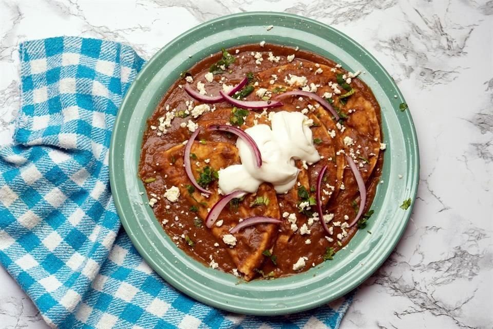 Enfrijoladas de rajas con crema.