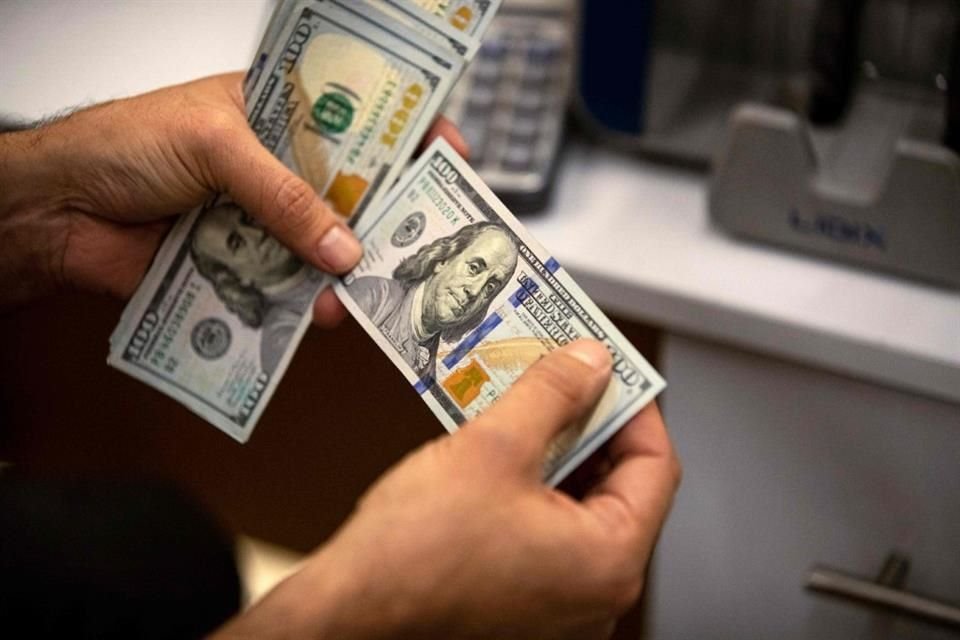 El peso se perfila a cerrar la semana con un retroceso frente al dólar de 0.60 por ciento.