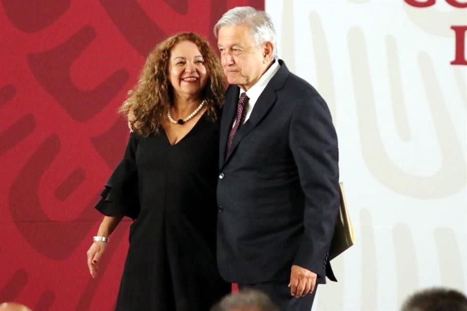 La ex directora de Notimex, Sanjuana Martínez, acusó la red de moches para la campaña morenista. En la imagen, en conferencia de prensa con AMLO en julio de 2019.