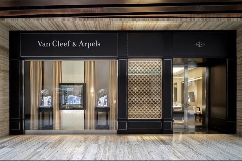 La casa de joyería francesa Van Cleef & Arpels celebra la apertura de su primera boutique en México, en el Centro Comercial Artz Pedregal.