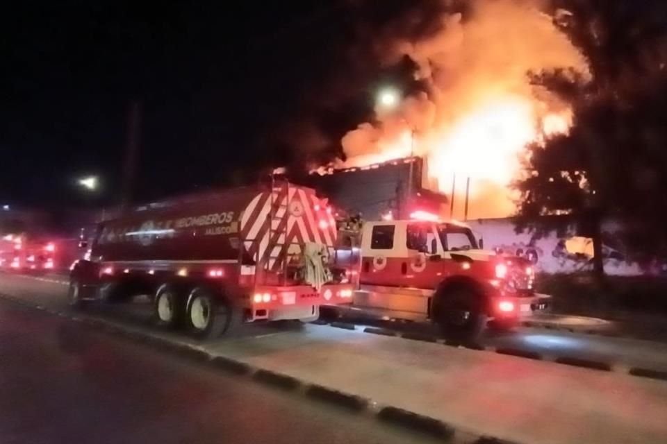 La fábrica de muebles que se incendió está ubicada en la Colonia Colón Industrial en Guadalajara.