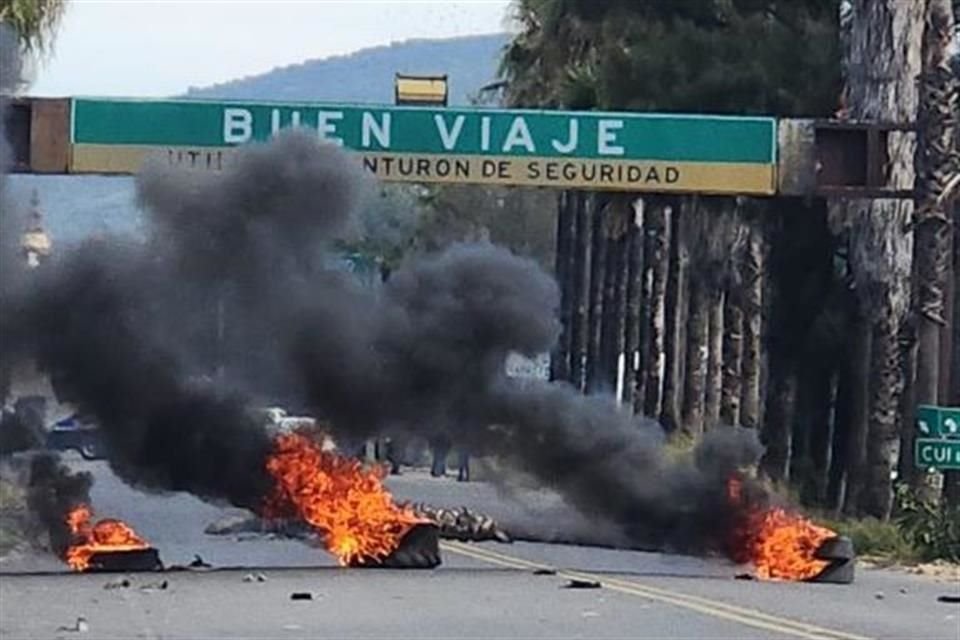 Tras una manifestación contra la presencia de fuerzas federales, la Carretera Santa Rosa-La Barca fue bloqueada, pero autoridades creen que miembros de la delincuencia instigaron a los pobladores.