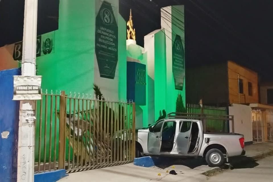 Encuentran abandonada una camioneta impactada en una iglesia con rastros de sangre y balazos en la Colonia Palmira, en Zapopan.; buscan al conductor.