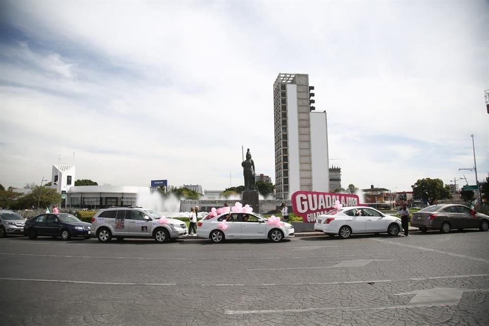 Los participantes en la caravana acudieron vestidos con colores blanco y rosa.