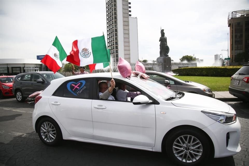 A su paso, la caravaba ondeaba banderas de México.
