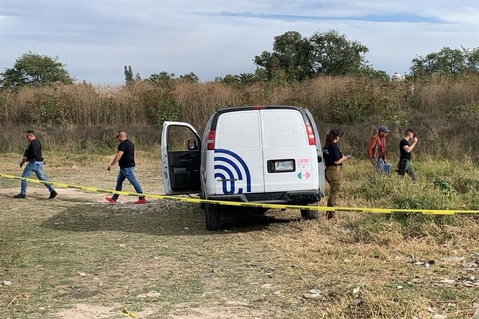 El cadáver tenía por lo menos 12 horas de evolución, y se describió que tenía una herida, al parecer de arma de fuego.