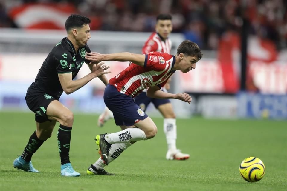 Mateo Chávez en el juego correspondiente a la jornada 1 del Clausura 2024 de la Liga Mx entre Chivas y Santos.