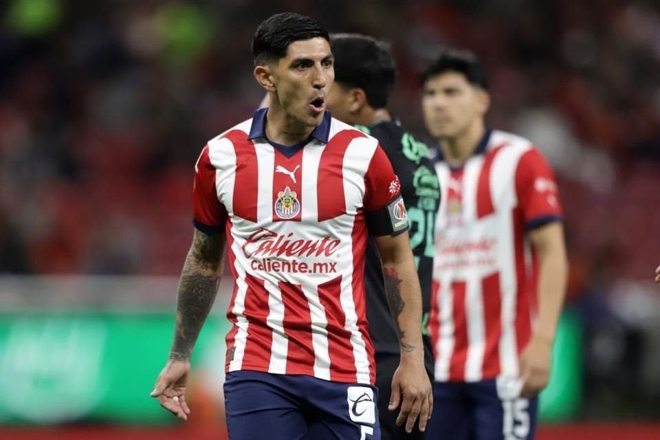 Víctor 'Pocho' Guzmán en el debut de Chivas en el Clausura 2024 ante Santos.