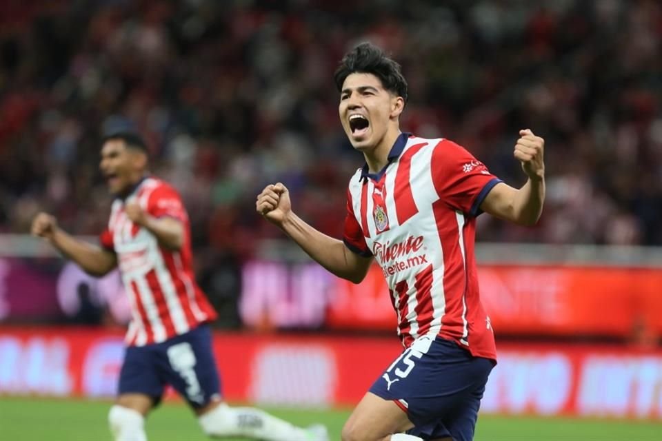 Érick Gutiérrez hizo el gol del empate para las Chivas con un cabezazo.