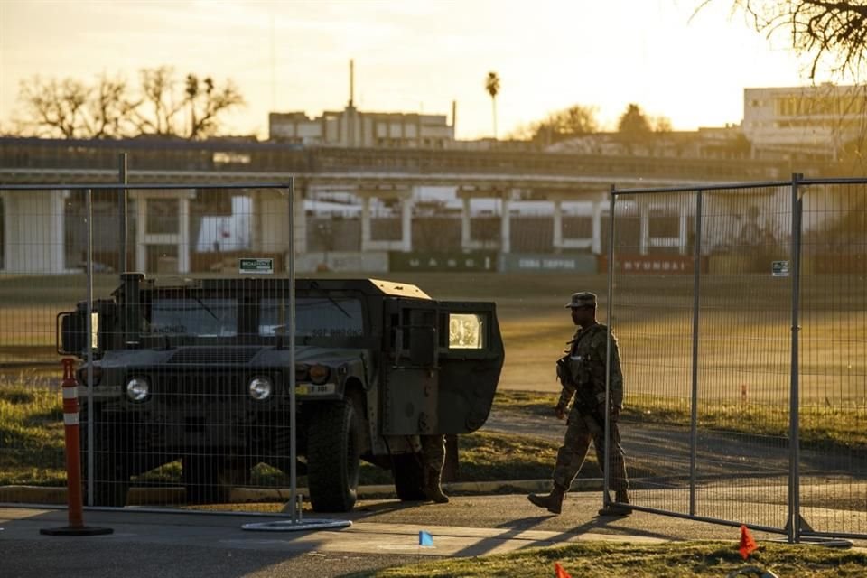 Un oficial resguarda la entrada al Parque Shelby, el jueves 11 de enero del 2024, en Eagle Pass, Texas.