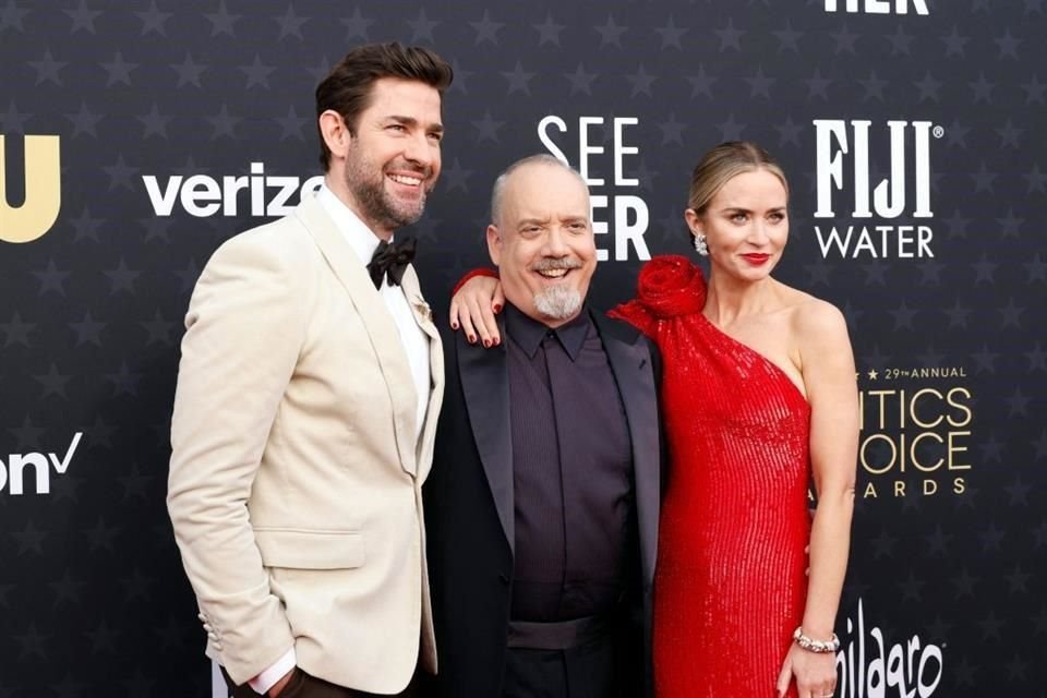 John Krasinski, Paul Giamatti y Emily Blunt llegando a la gala de premios.