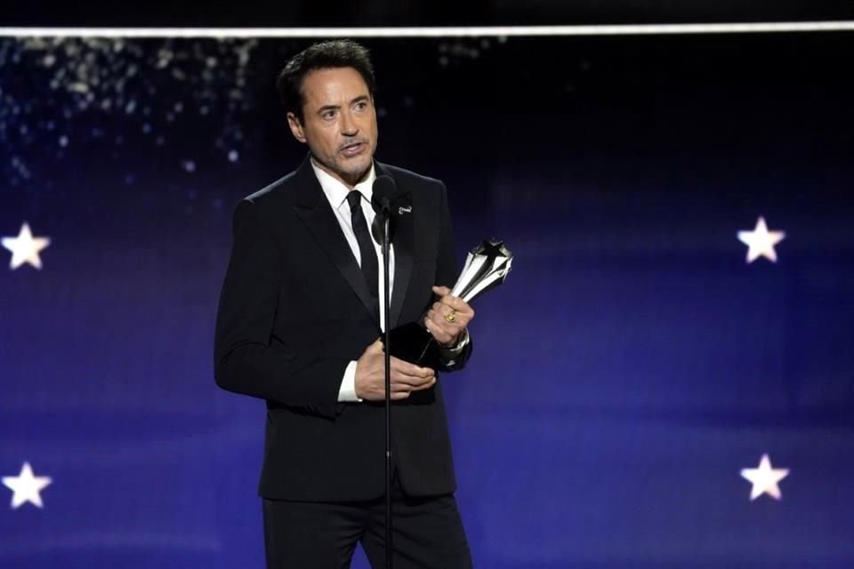 Robert Downey Jr. triunfa como actor de 'Oppenheimer' en los Critics' Choice Awards, cimentando su camino hacia el Óscar.