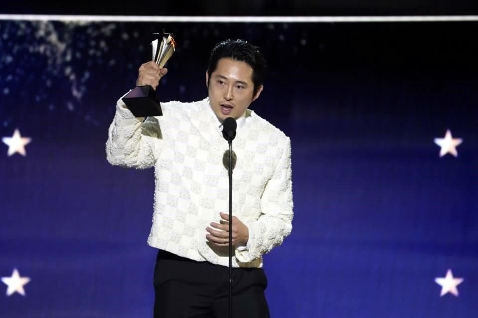 Steven Yeun le dio otro galardón a 'Beef'.