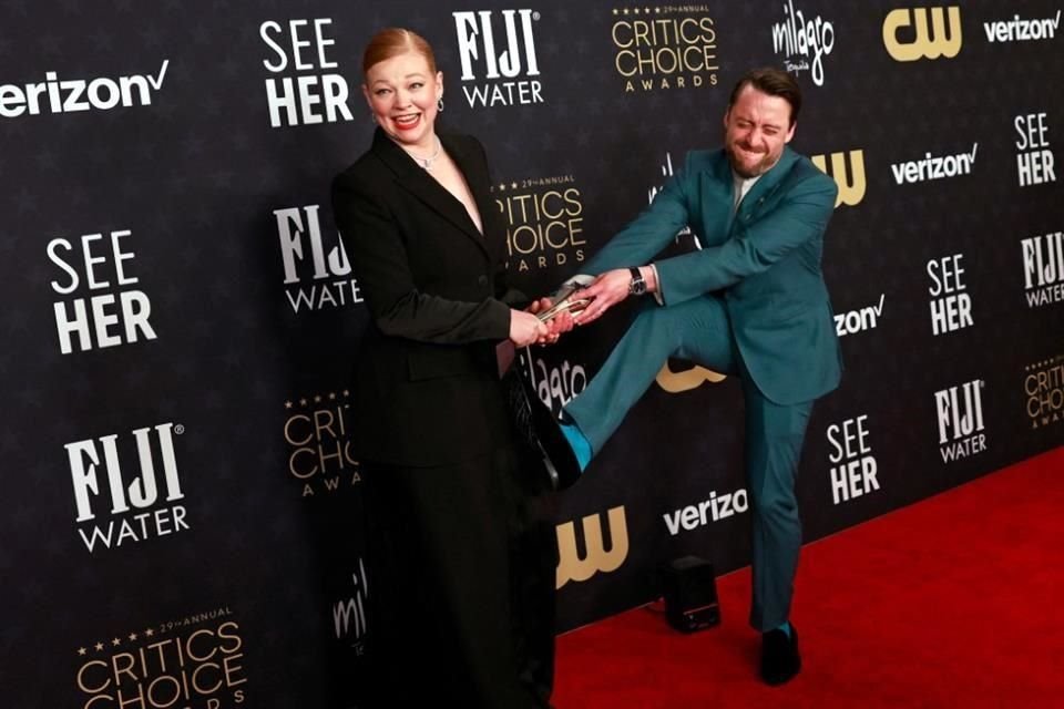 Sarah Snook y Kieran Culkin bromearon tras bambalinas tras ganar ambos por sus actuaciones en 'Succession'.