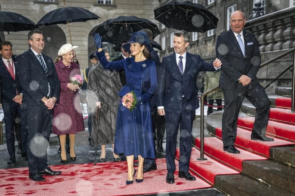 La monarca optó por lucir un elegante conjunto azul marino, con guantes y tacones a juego.