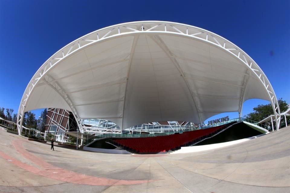 La Universidad de Guadalajara invirtió 22 millones de pesos en la instalación de un techo para el Ágora Jenkins que se ubica en el Centro Cultural Universitario (CCU).