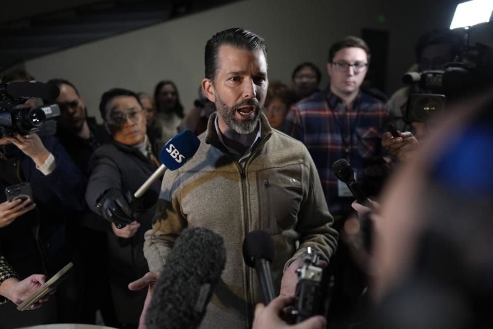 Donald Trump Jr. habla con los medios en Des Moines, Iowa.