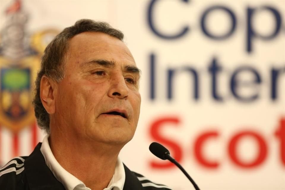 El 'Güero' Real, ex técnico de Chivas,  aprueba que 'El Rebaño' recurra a jugadores con doble nacionalidad y que militan en el extranjero.