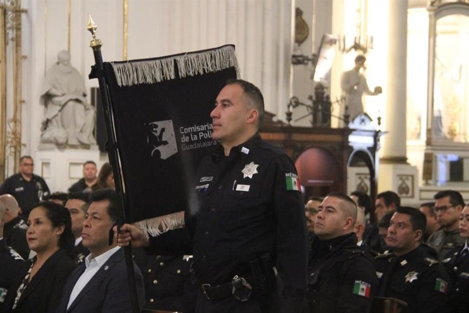 Recordando que sirven a la sociedad y necesitan estar unidos, policías de GDL y Zapopan celebraron su día con una misa en Catedral.