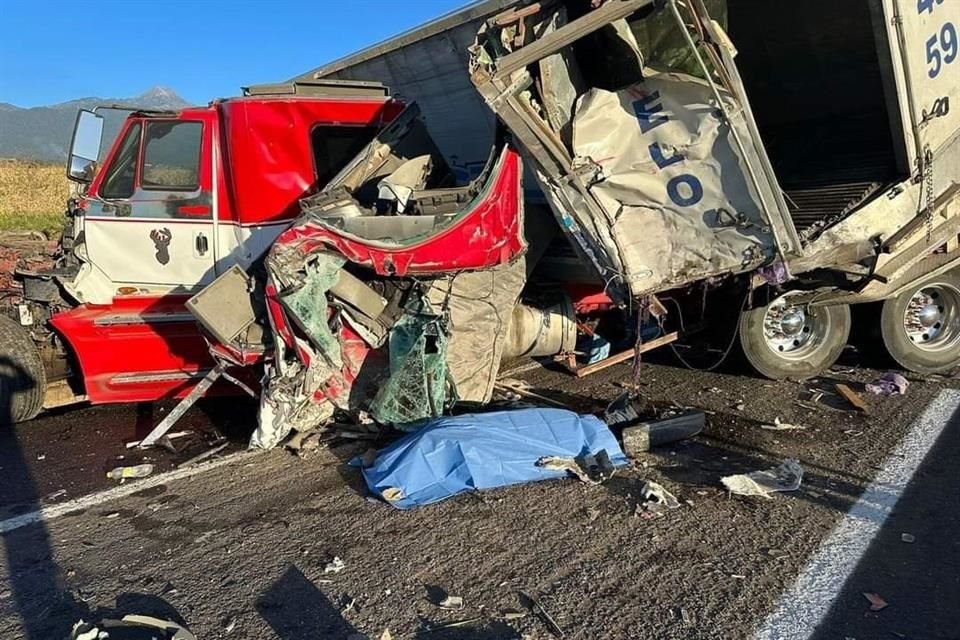 Un choque entre dos vehículos pesados en la Autopista Guadalajara-Colima, dejó dos muertos, a la altura de Tonila.