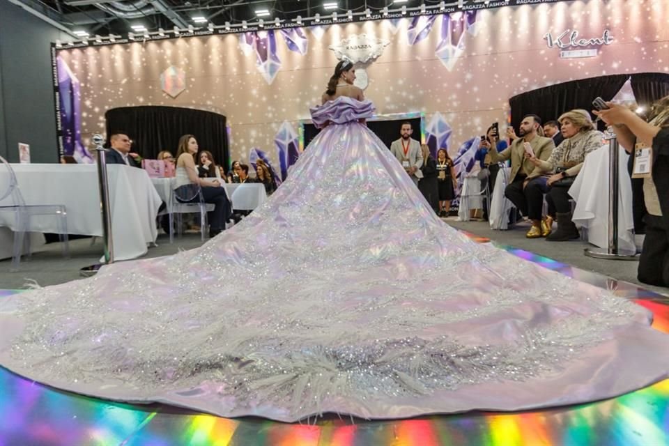 El vestido para festejar 40 años de Intermoda está hecho con 3 mil cristales Swarovski, las manos de 25 personas y 450 horas de trabajo.