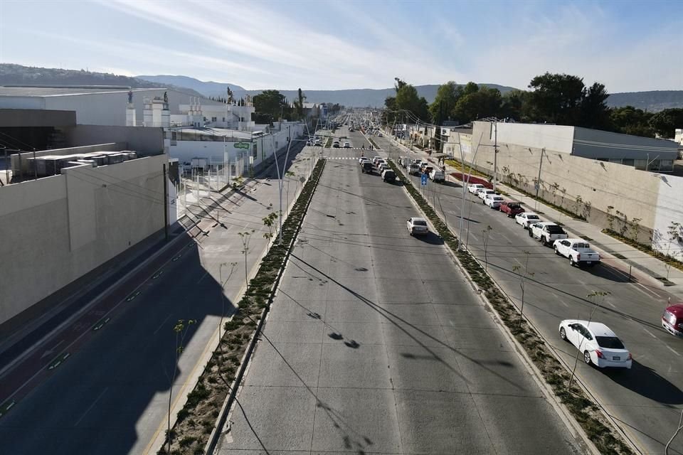 Las laterales de la Avenida Mariano Otero en Zapopan ya fueron terminadas... aunque todavía hay varios pendientes en la obra.
