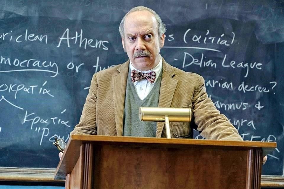 Paul Giamatti brilla con su actuación en la cinta 'Los que se Quedan' como un profesor cascarrabias, con la que arrasa en galas de premios.