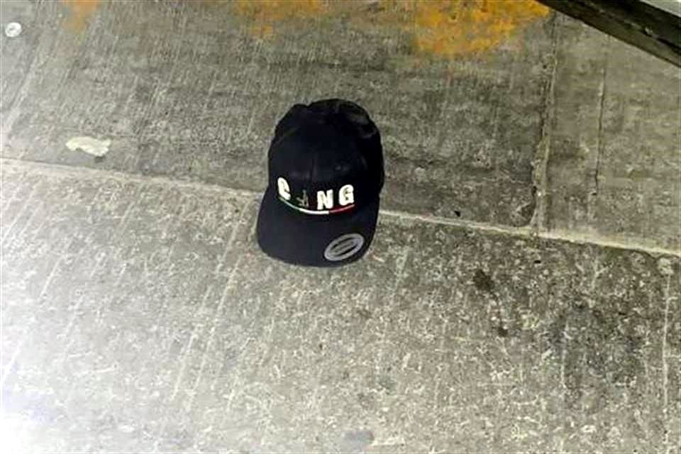 El fallecido quedó tirado con el arma en mano y cerca de dos gorras, una de ellas con las siglas del CJNG bordadas.