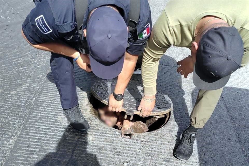 El hombre logró dar con una tapa para pedir auxilio.