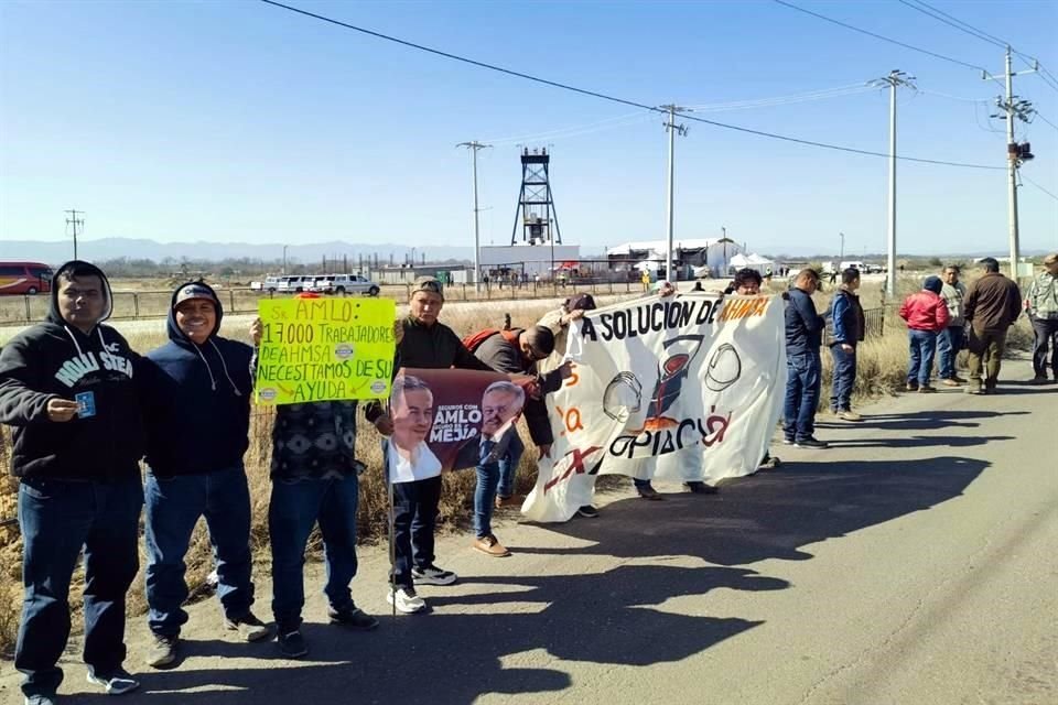 El grupo de extrabajadores de Altos Hornos de México arribó a las inmediaciones de la mina Pasta de Conchos, en Sabinas.