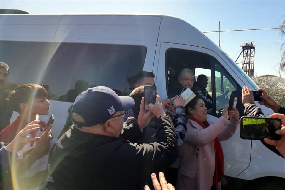 Afuera de la mina Pasta de Conchos, varias personas esperaban al mandatario.