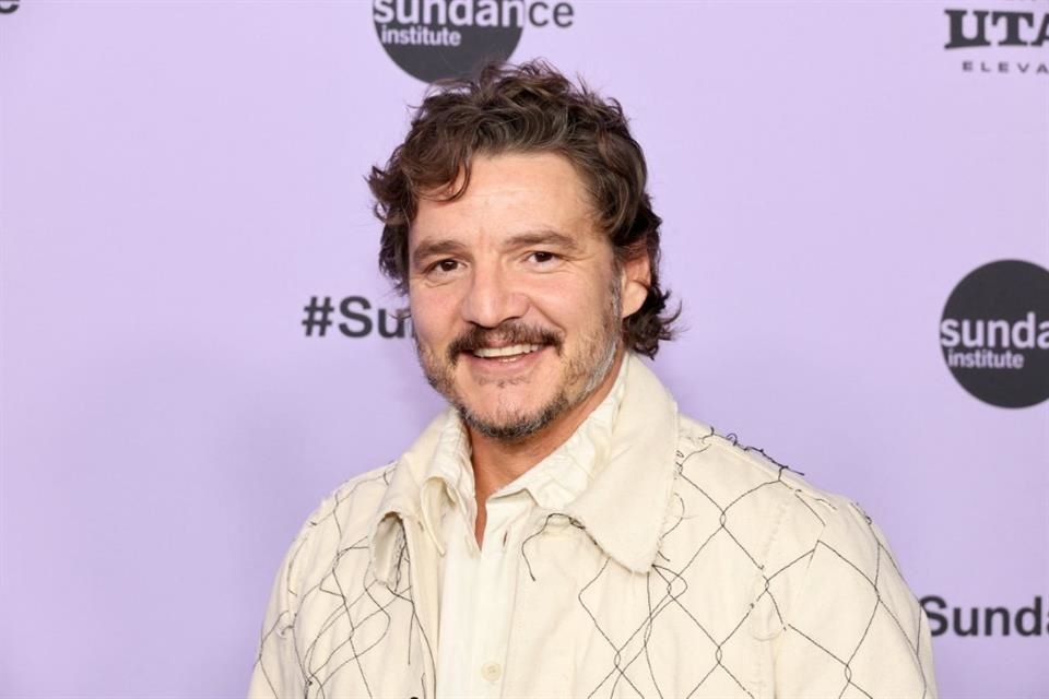 Sonriente, Pedro Pascal no pudo evitar quedarse un momento para saludar a las cámaras.